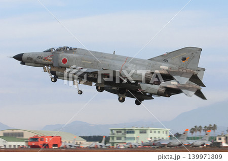 編隊離陸する航空自衛隊F-4EJ改ファントムⅡ 139971809