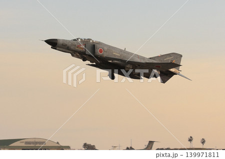朝焼けに離陸する航空自衛隊F-4EJ改ファントムⅡ 朝焼けに離陸する航空自衛隊F-4EJ改ファントムⅡ 139971811