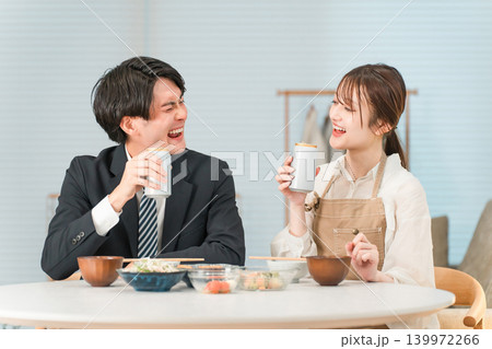 マイホームのダイニングテーブルで食事,晩酌をする若いアジア人夫婦,カップル マイホームのダイニングテーブルで食事,晩酌をする若いアジア人夫婦,カップル 139972266