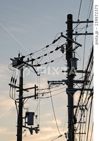 夕焼けの電柱 139972373