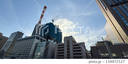 再開発が進む都市の建設中の高層ビルとクレーン 再開発が進む都市の建設中の高層ビルとクレーン 139972527