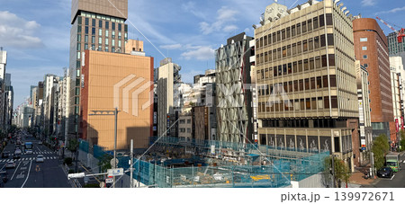 再開発の工事が進む東京の銀座・新橋エリアのビル街 139972671