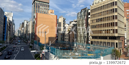再開発の工事が進む東京の銀座・新橋エリアのビル街 139972672