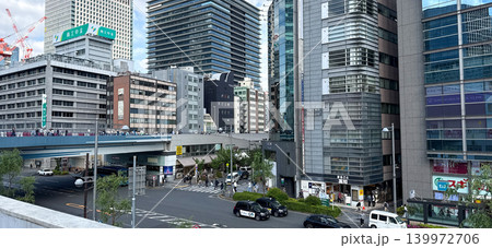 首都高速道路の高架が通る新橋・汐留エリアのビル街の景観 139972706