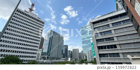青空が広がる東京の新橋・汐留エリアのオフィス街と高層ビル群 青空が広がる東京の新橋・汐留エリアのオフィス街と高層ビル群 139972822