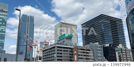 再開発が進む東京駅八重洲口周辺の超高層ビル群と青空 再開発が進む東京駅八重洲口周辺の超高層ビル群と青空 139972946