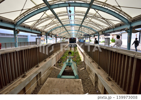 小田急線片瀬江ノ島駅に停車する電車 小田急線片瀬江ノ島駅に停車する電車 139973008