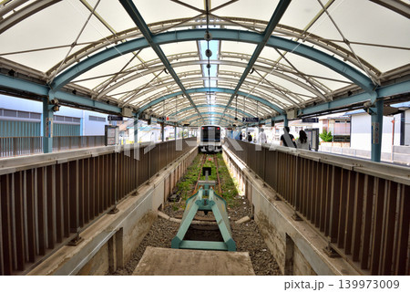 小田急線片瀬江ノ島駅に停車する電車 小田急線片瀬江ノ島駅に停車する電車 139973009