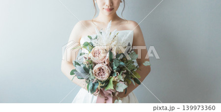 ブーケ,花束を持つウェディングドレス姿の新婦,花嫁 ブーケ,花束を持つウェディングドレス姿の新婦,花嫁 139973360