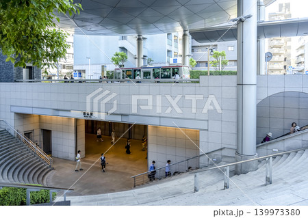 用賀駅東口の駅前風景とバス停 139973380