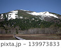 尾瀬の春は遅い。5月というのに山にはまだたっぷりの雪が残り、歩くルートの日陰にも雪が残っている。 尾瀬の春は遅い。5月というのに山にはまだたっぷりの雪が残り、歩くルートの日陰にも雪が残っている。 139973833