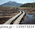 尾瀬の春は遅い。5月というのに山にはまだたっぷりの雪が残り、歩くルートの日陰にも雪が残っている。 尾瀬の春は遅い。5月というのに山にはまだたっぷりの雪が残り、歩くルートの日陰にも雪が残っている。 139973834