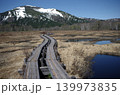 尾瀬の春は遅い。5月というのに山にはまだたっぷりの雪が残り、歩くルートの日陰にも雪が残っている。 尾瀬の春は遅い。5月というのに山にはまだたっぷりの雪が残り、歩くルートの日陰にも雪が残っている。 139973835