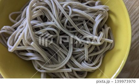 黄色い皿にゆでた蕎麦 黄色い皿にゆでた蕎麦 139973970