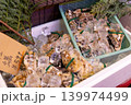 店先に並ぶカキ 139974499