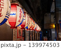 提灯が並ぶ夜の繁華街　昭和レトロな飲み屋 139974503
