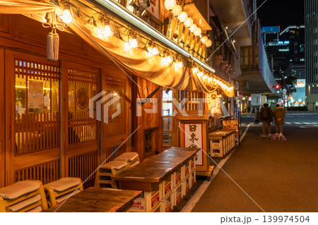 東京都　有楽町ガード下の飲み屋街 139974504