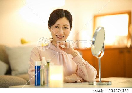 夜のスキンケアをするミドルの女性 139974589