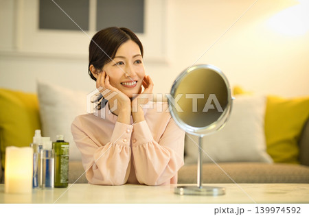 夜のスキンケアをするミドルの女性 139974592