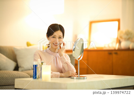 夜のスキンケアをするミドルの女性 139974722
