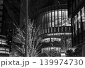 東京都　冬の東京ミッドタウン日比谷の夜景　モノクロ 139974730