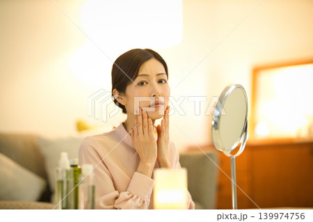 夜のスキンケアで肌荒れを気にするミドルの女性 夜のスキンケアで肌荒れを気にするミドルの女性 139974756