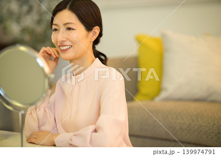夜のスキンケアをするミドルの女性 夜のスキンケアをするミドルの女性 139974791