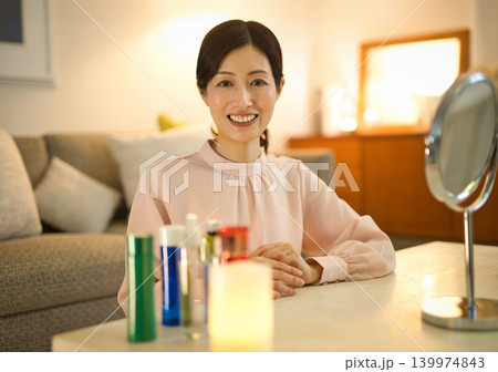 夜のスキンケアをするミドル女性 139974843