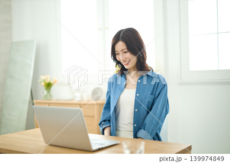 ノートパソコンで作業をするミドルの女性 139974849