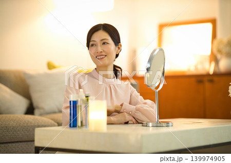 夜のスキンケアをするミドルの女性 139974905