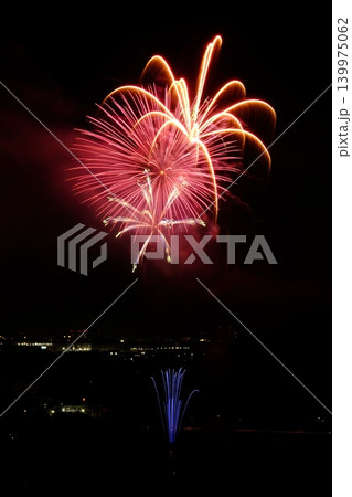 【神奈川県】夜空に打ちあがる花火 【神奈川県】夜空に打ちあがる花火 139975062
