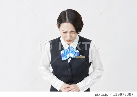女性スタッフ　受付嬢・銀行員　お辞儀・謝罪　白背景 139975397