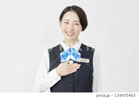胸に手を当てる女性スタッフ　受付嬢・銀行員　白背景　ポートレート 139975403