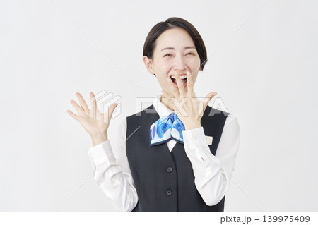 笑顔で驚く女性スタッフ　受付嬢・銀行員　白背景 139975409