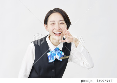 女性スタッフ 受付嬢・銀行員 応援 白背景 女性スタッフ 受付嬢・銀行員 応援 白背景 139975411