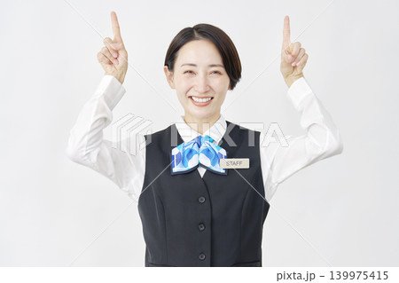 上を指差す女性スタッフ　受付嬢・銀行員　白背景 139975415