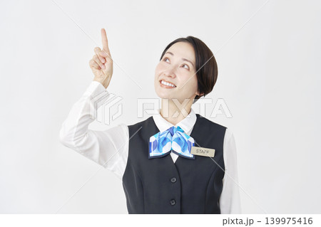上を指差す女性スタッフ　受付嬢・銀行員　白背景 139975416
