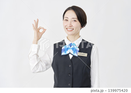 女性スタッフ　受付嬢・銀行員　OKサイン　白背景 139975420