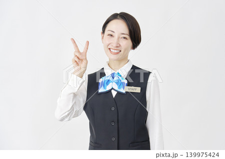 女性スタッフ　受付嬢・銀行員　ピースサイン　白背景 139975424
