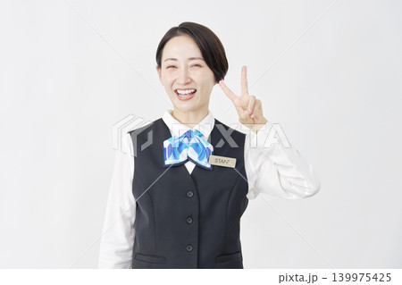 女性スタッフ 受付嬢・銀行員 ピースサイン 白背景 女性スタッフ 受付嬢・銀行員 ピースサイン 白背景 139975425