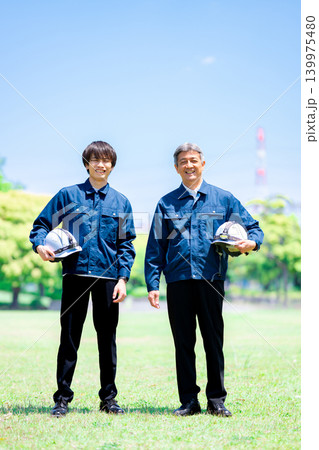 現場を支える若手とベテラン 139975480