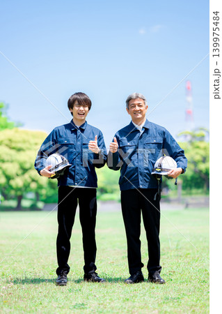 現場を支える若手とベテラン 現場を支える若手とベテラン 139975484