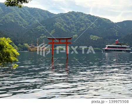 芦ノ湖の赤い鳥居と箱根観光遊覧船 139975508