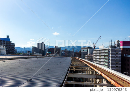 都市の景観と青空(晴天の街並みと新幹線ホームの屋根) 都市の景観と青空(晴天の街並みと新幹線ホームの屋根) 139976248