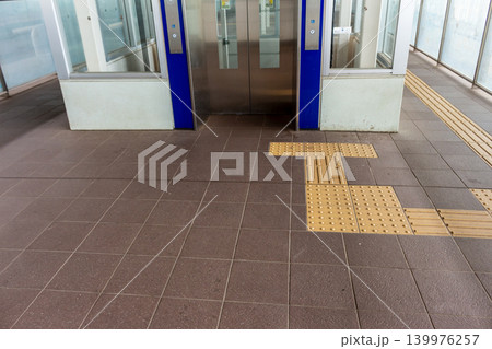駅のホームのエレベーター前にある視覚障害者誘導用ブロック バリアフリーイメージ 駅のホームのエレベーター前にある視覚障害者誘導用ブロック バリアフリーイメージ 139976257