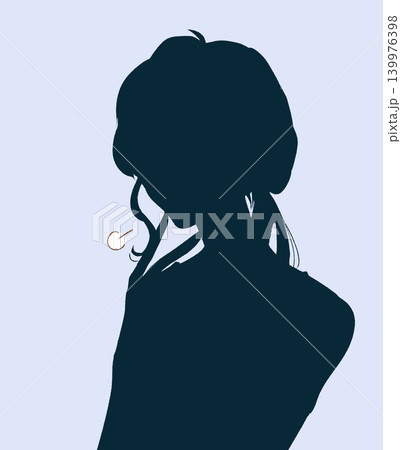 溜息をつく女性　口元に手　シルエット 139976398
