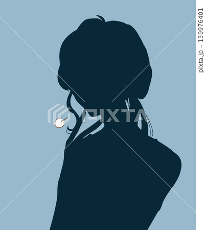 溜息をつく女性 口元に手 シルエット 溜息をつく女性 口元に手 シルエット 139976401