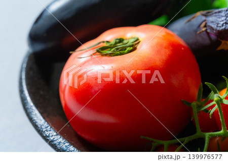 水滴のついた瑞々しい夏野菜の盛り合わせ・トマト・ナス・キュウリ・ズッキーニ・ピーマン 139976577