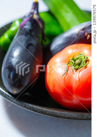 水滴のついた瑞々しい夏野菜の盛り合わせ・トマト・ナス・キュウリ・ズッキーニ・ピーマン 139976579