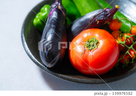 水滴のついた瑞々しい夏野菜の盛り合わせ・トマト・ナス・キュウリ・ズッキーニ・ピーマン 139976582